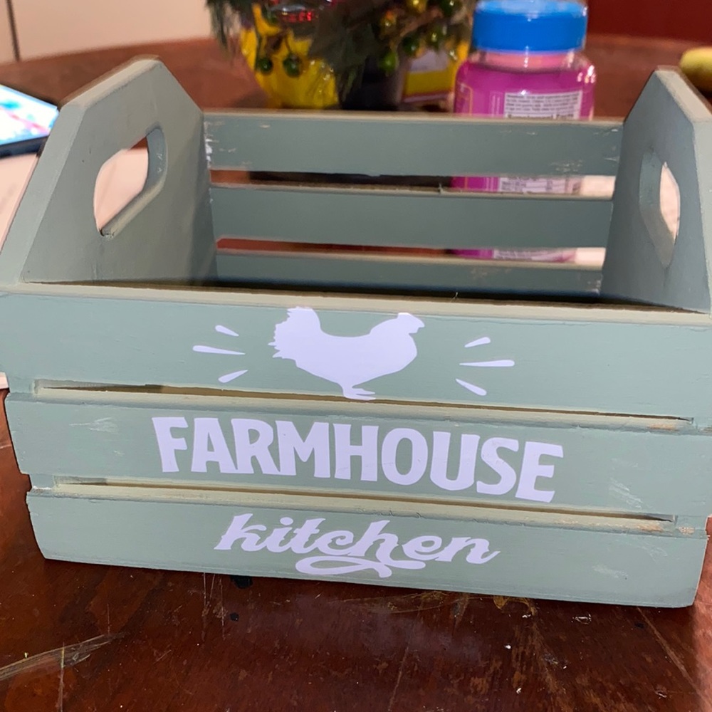 Small moss green farmhouse box, for storage or decoration